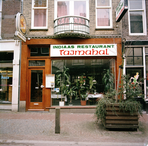 846343 Gezicht op de onderpui van het pand Zadelstraat 32 (Indiaas restaurant Tajmahal) te Utrecht.